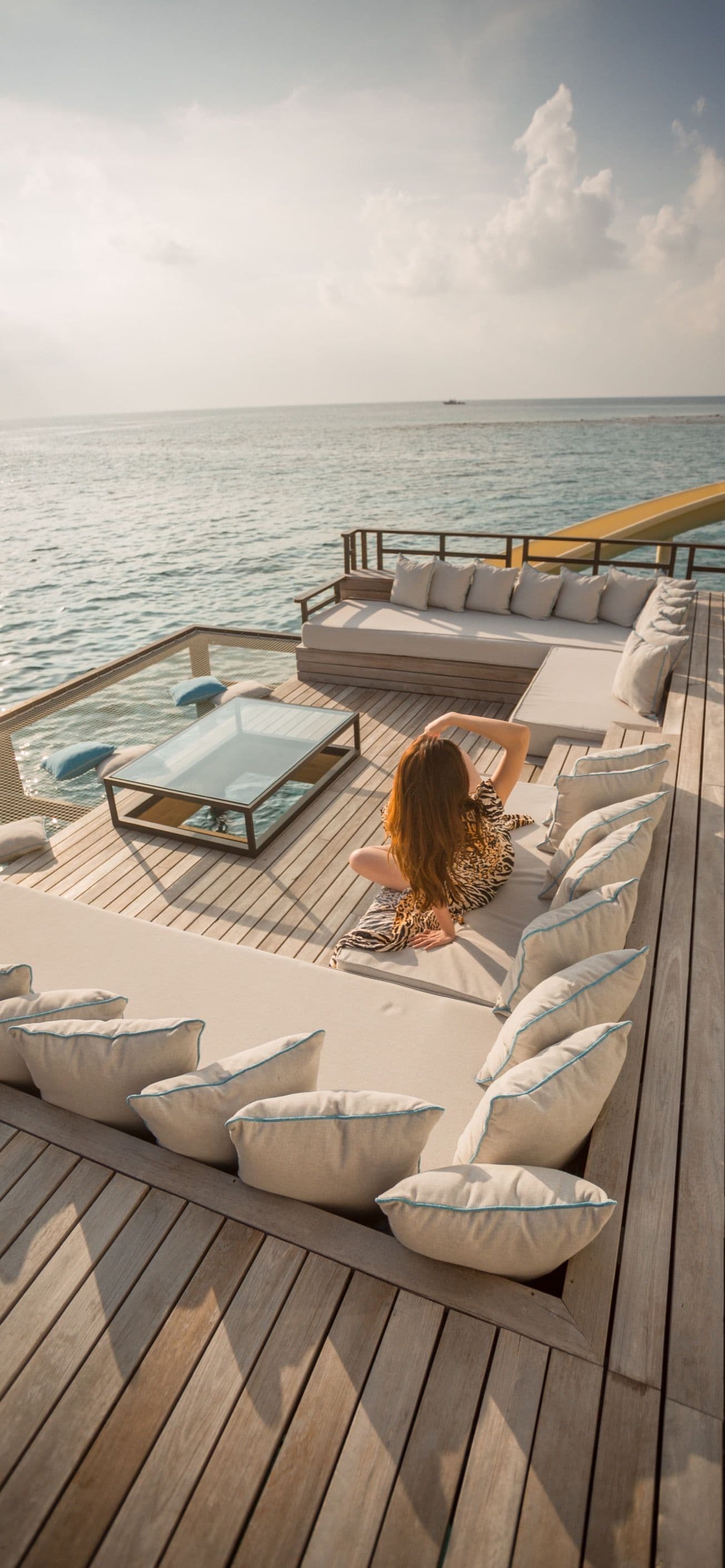 Eksklusiv tagterrasse med loungeområde og havudsigt som symbol på romantik, frihed og moderne sugardating uden bindinger.